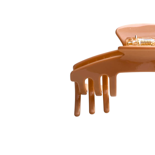 Close-up of the Biscotti warm beige hat claw clip highlighting the smooth finish, spring hinge, and curved grip teeth.